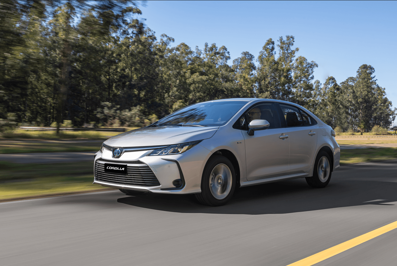 Toyota Corolla GLI 2022 em estúdio, vista 3/4 dianteira