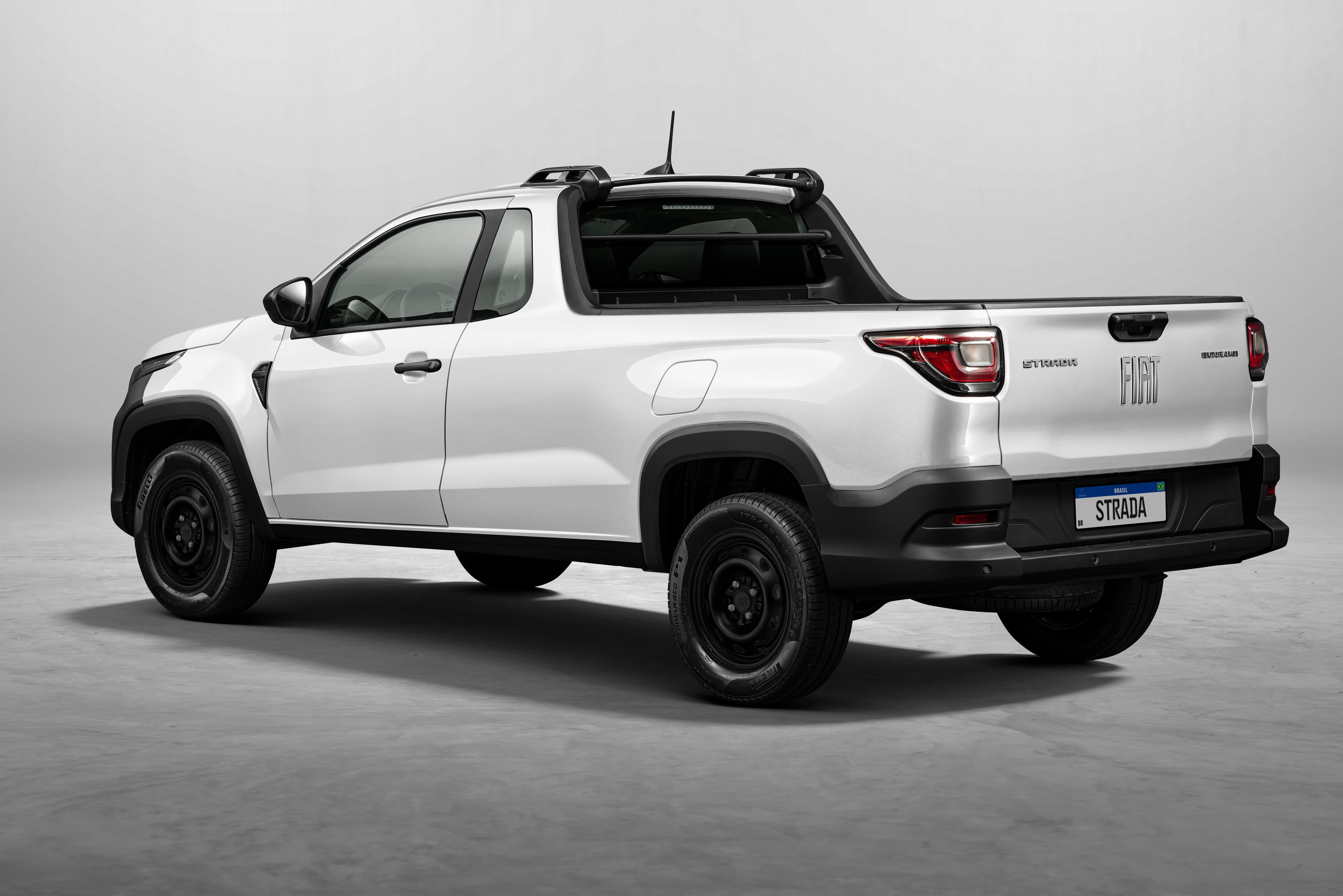 Fiat Strada Endurance 1.3 firefly 2026 em estúdio, vista 3/4 dianteira